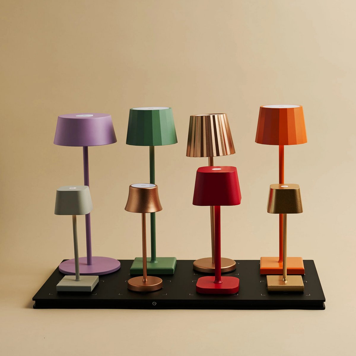 Combi Set Professional-8 x Wouter Saly Green Oplaadbare tafellampen & 1 x Central Station draadloos laadstation met Qi-Technology