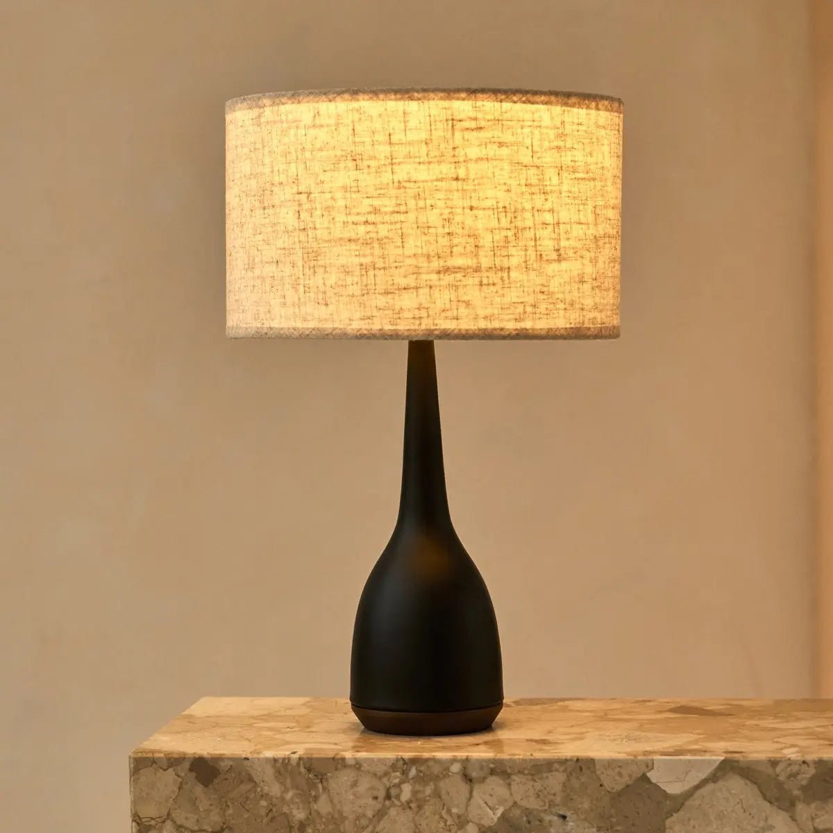 Jacob zwarte lamp met beige kap – elegante en warme verlichting