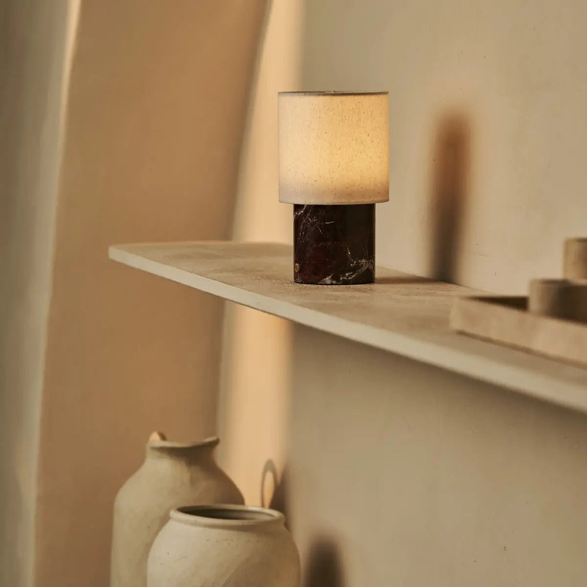 Dou Red / Rosso Levanto - Marmeren oplaadbare tafellamp - Draadloos, 3 lichte modi en met linnen verwisselbare lampenkap