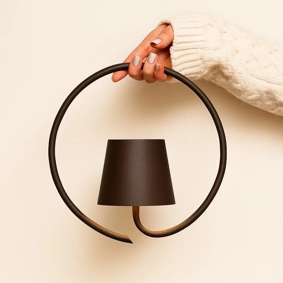Cielo donkerbruine oplaadbare metalen wandlamp – draadloos, dimbaar en stijlvol