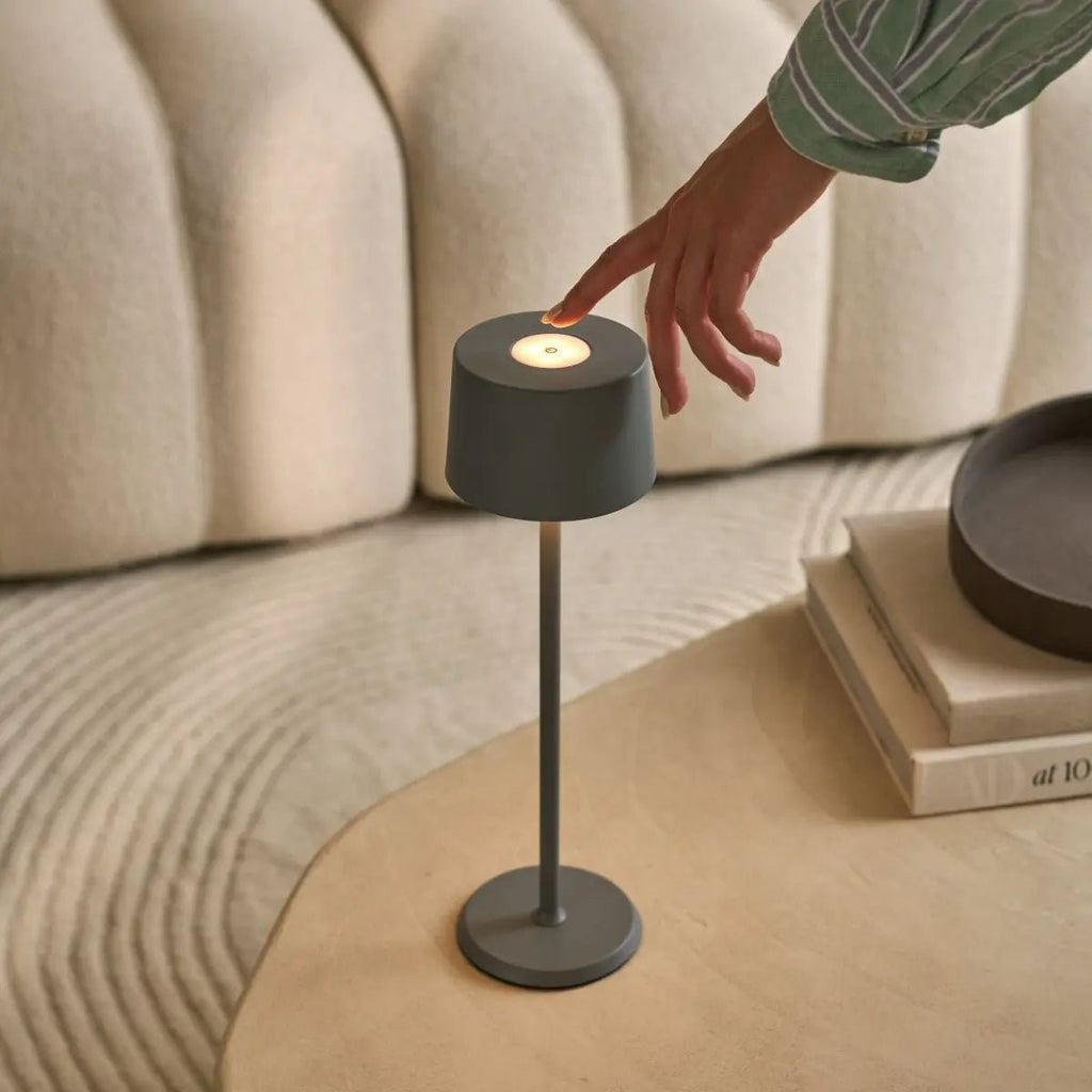 David Trout grijze oplaadbare ijzeren tafellamp – dimbaar en draadloos met 120 uur batterij