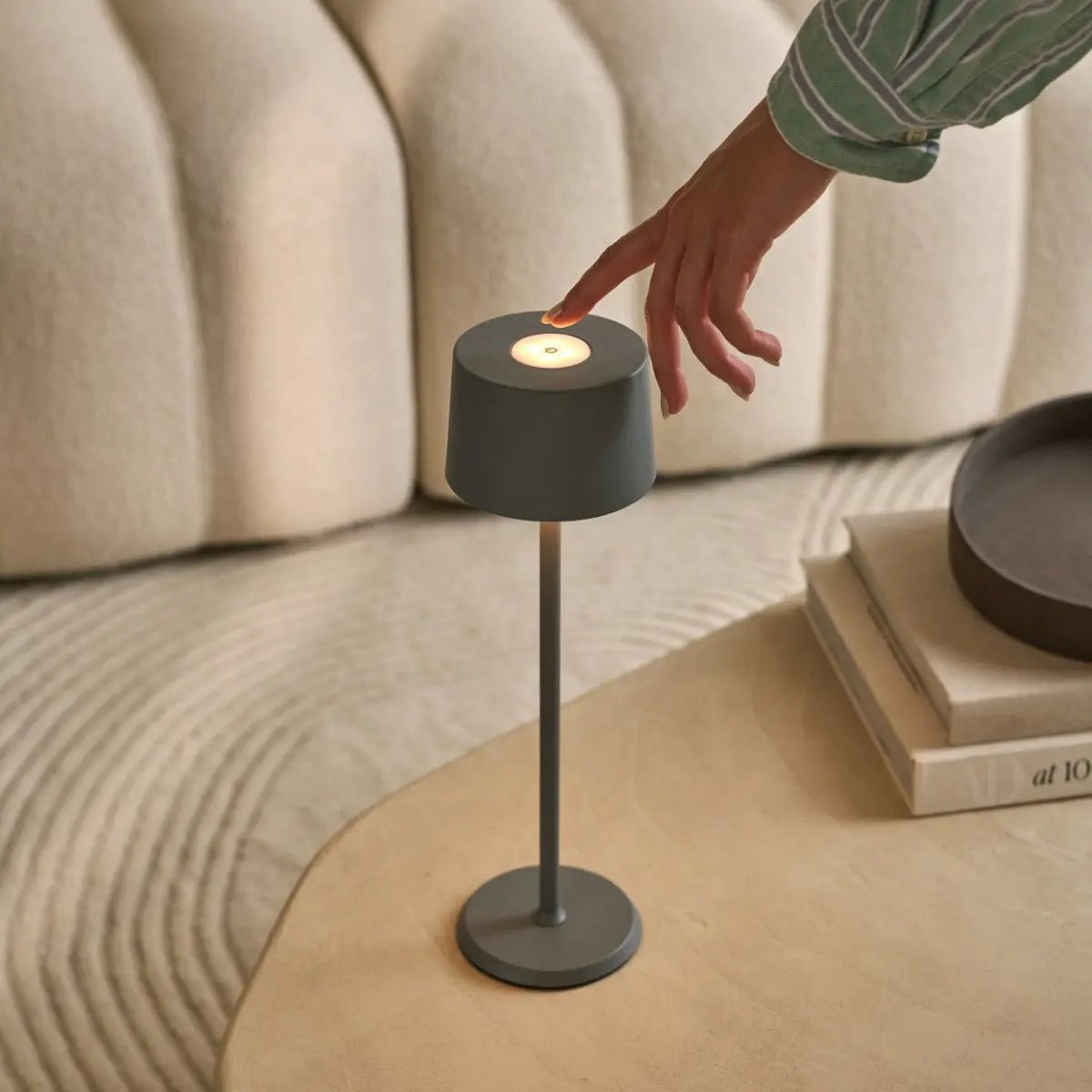 David Trout grijze oplaadbare ijzeren tafellamp – dimbaar en draadloos met 120 uur batterij