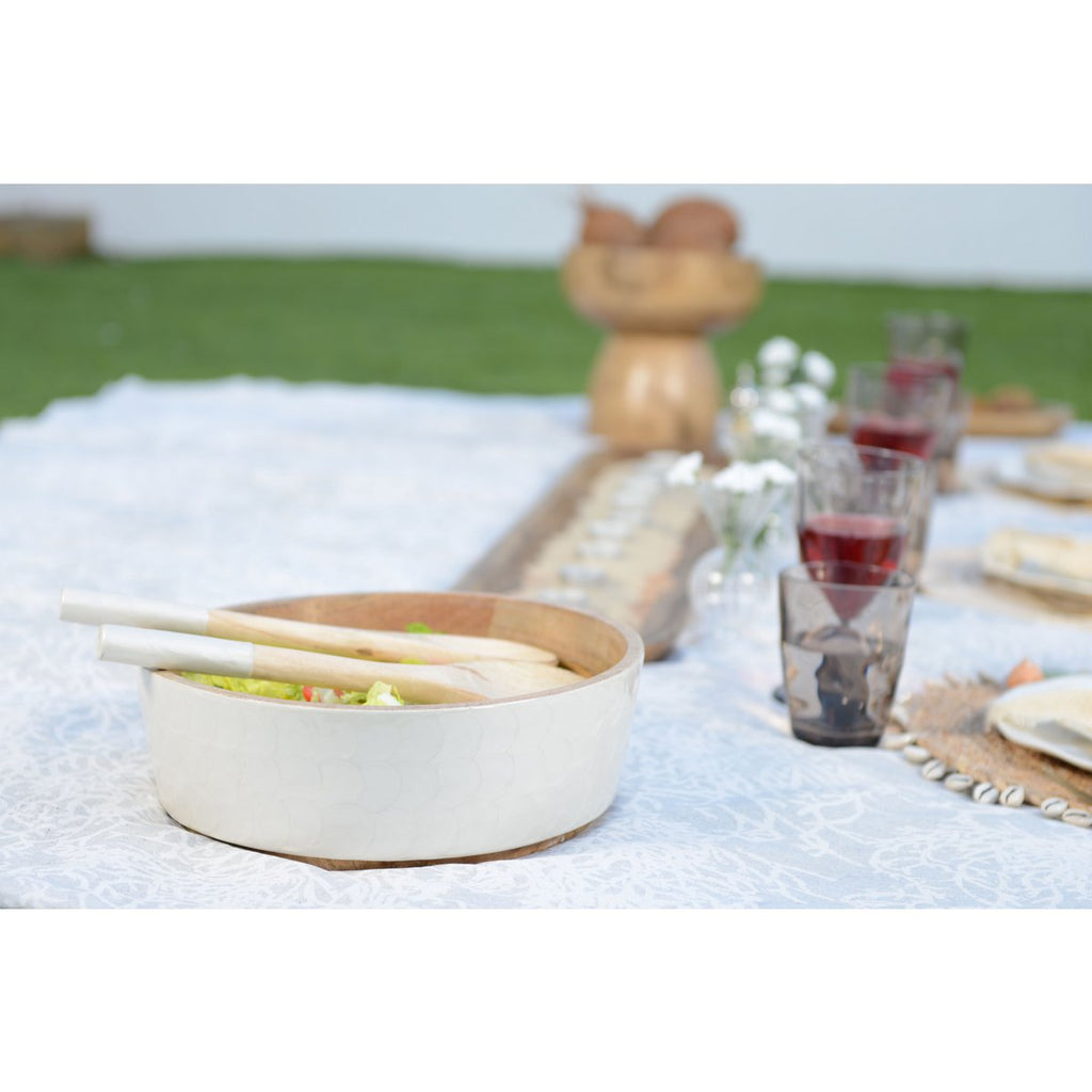 Saladier en witte salade en mangosalade bestek