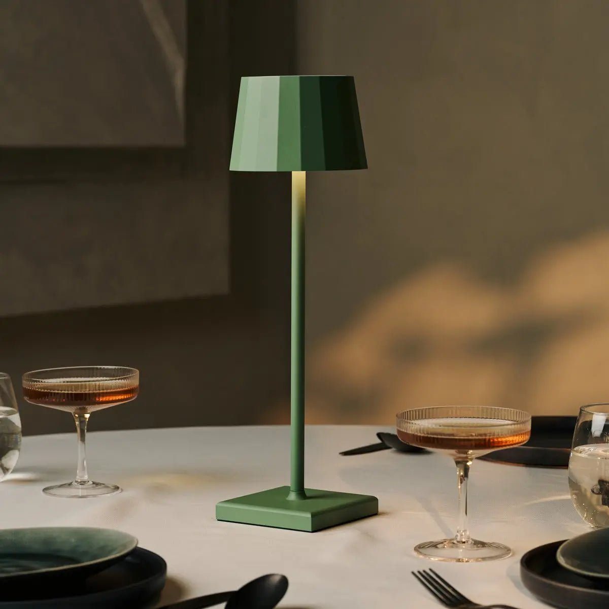 Wouter salie groen oplaadbare tafellamp-draadloos opladen, dimable, 120 uur batterijduur