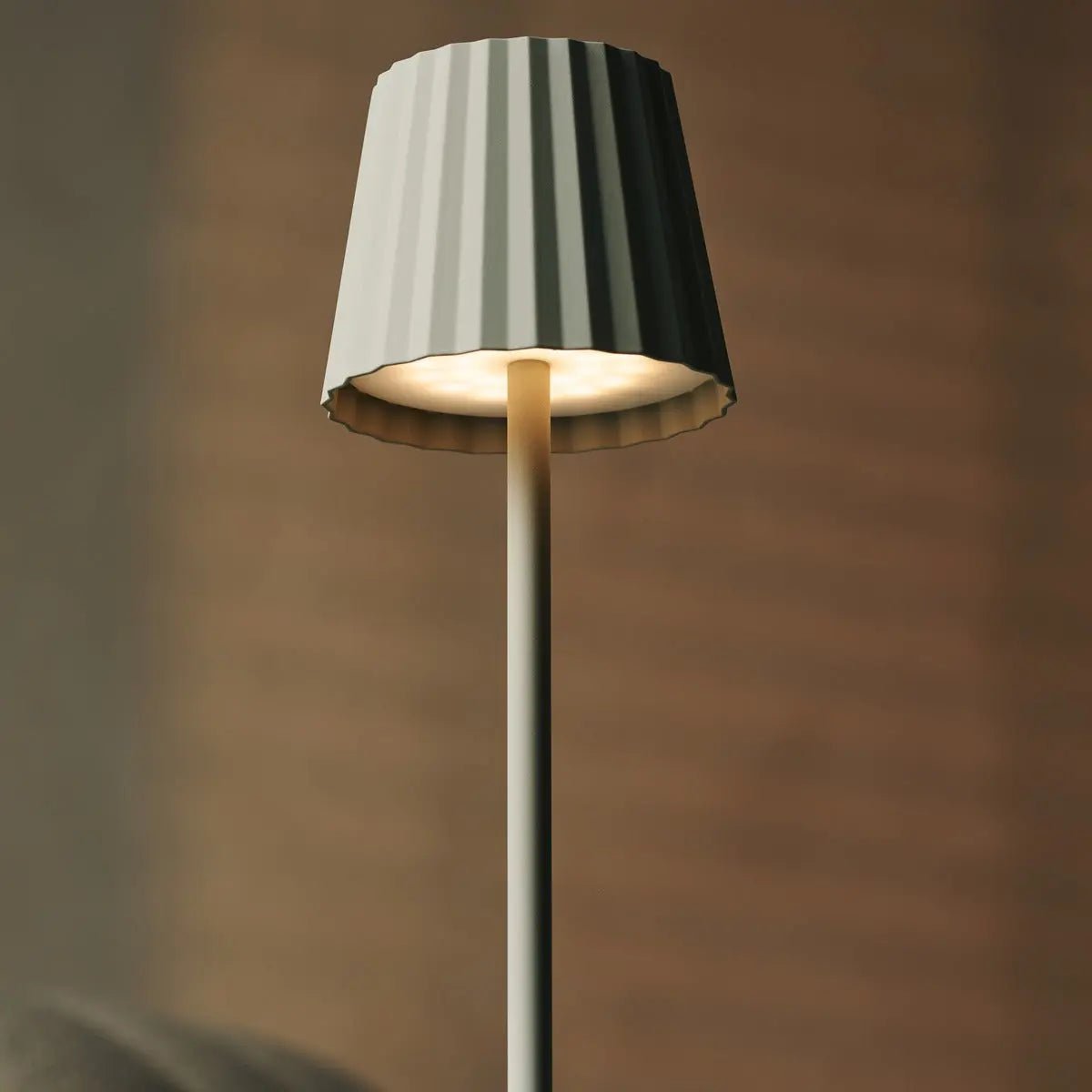 Combi Set Professional-4 x Maya Shadow Gray Oplaadbare tafellampen en 1 x Amstel Wireless Laying Station met Qi-Technology