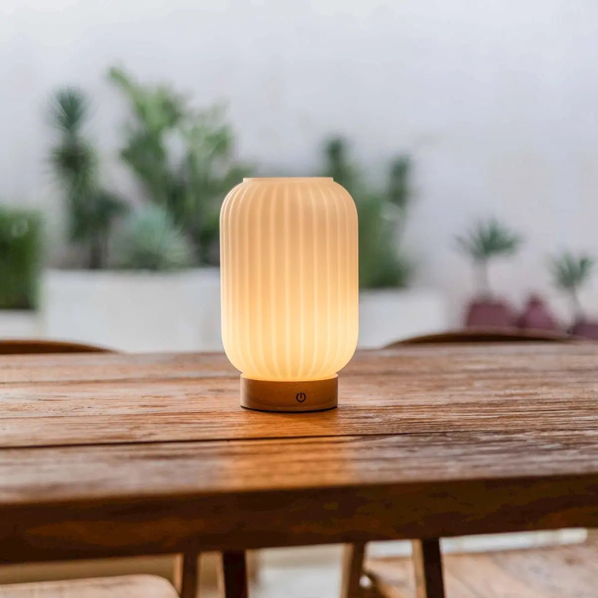 Unieke oplaadbare lamp Lilly – matglas en houten voet, dimbaar, 3 lichtmodi