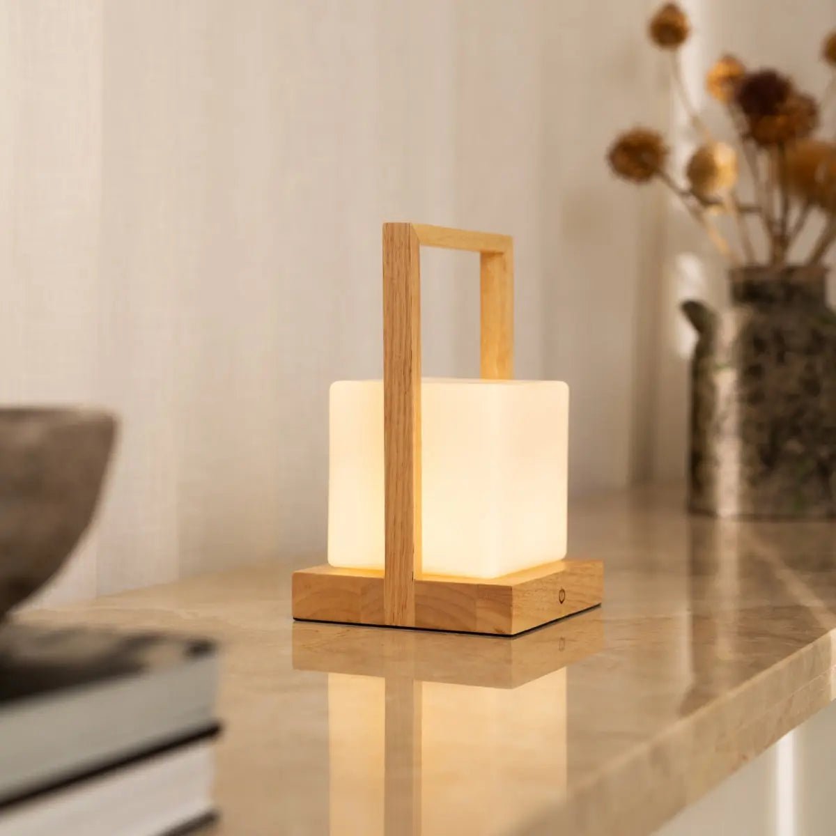 Noah lichtbruine houten oplaadbare tafellamp met glas en houten handgreep