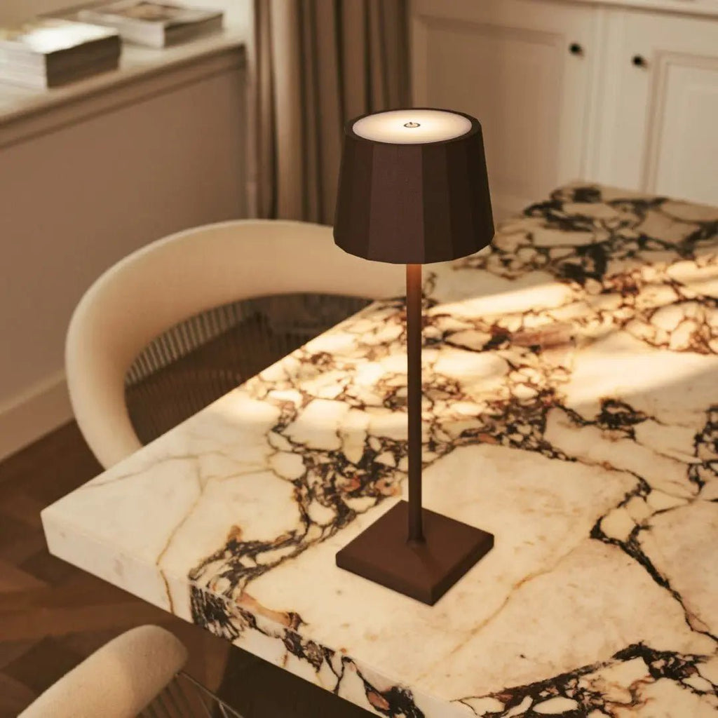 Combi Set Professional-4 X Wouter Mocha Brown Oplaadbare tafellampen & 1 x Amstel Wireless Laying Station met Qi-Technology