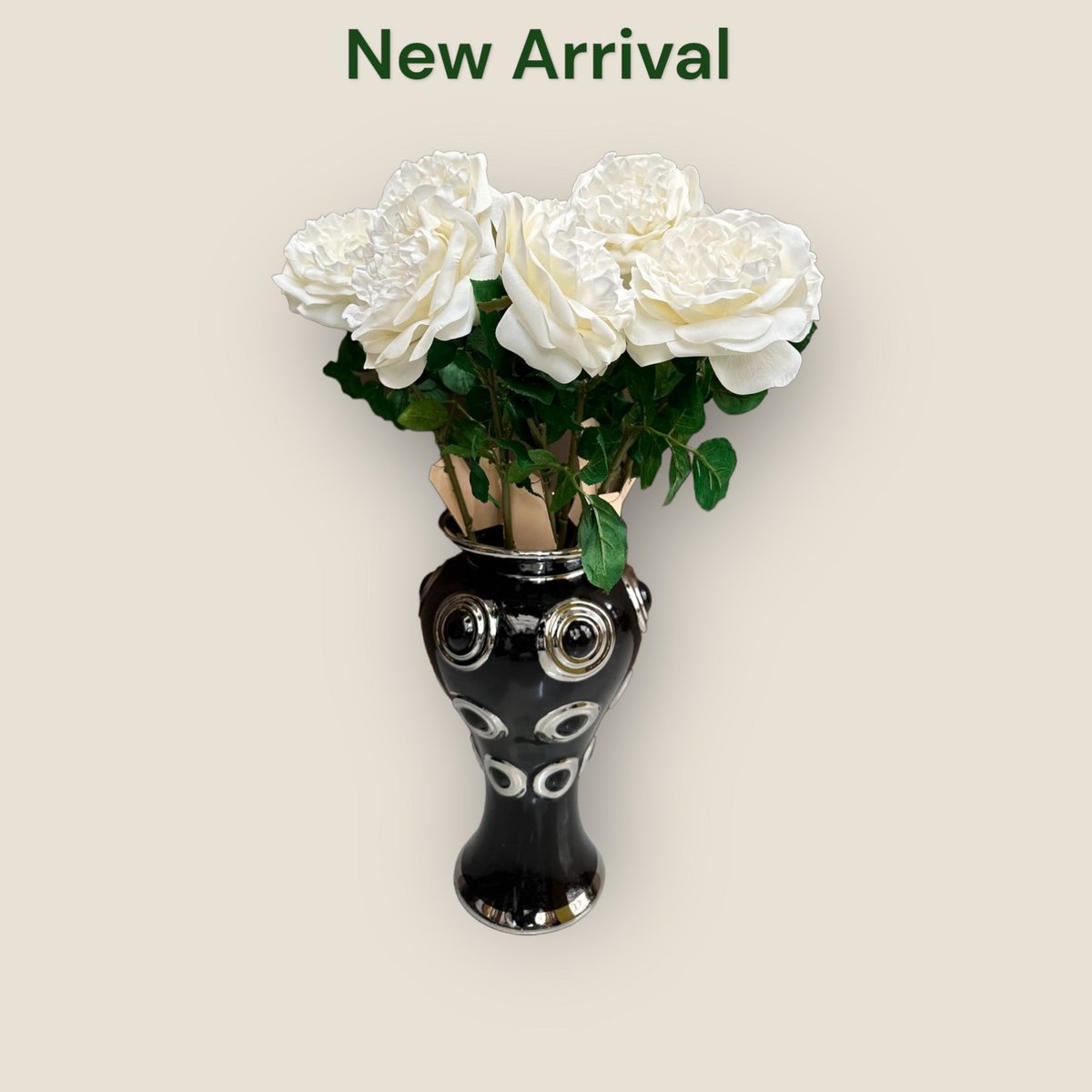 Een prachtige zwarte vaas met 10 grote, witte bloemen.