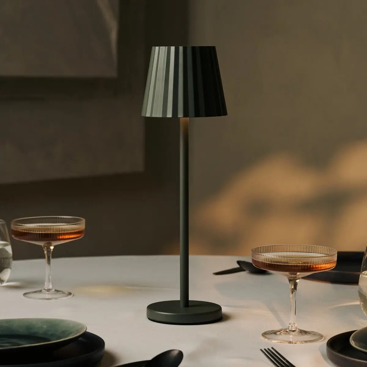 Maya olijfgroen geribbelde tafellamp gemaakt van ijzer - dimbare lamp en 3 lichtmodi, oplaadbaar via draadloos laadstation