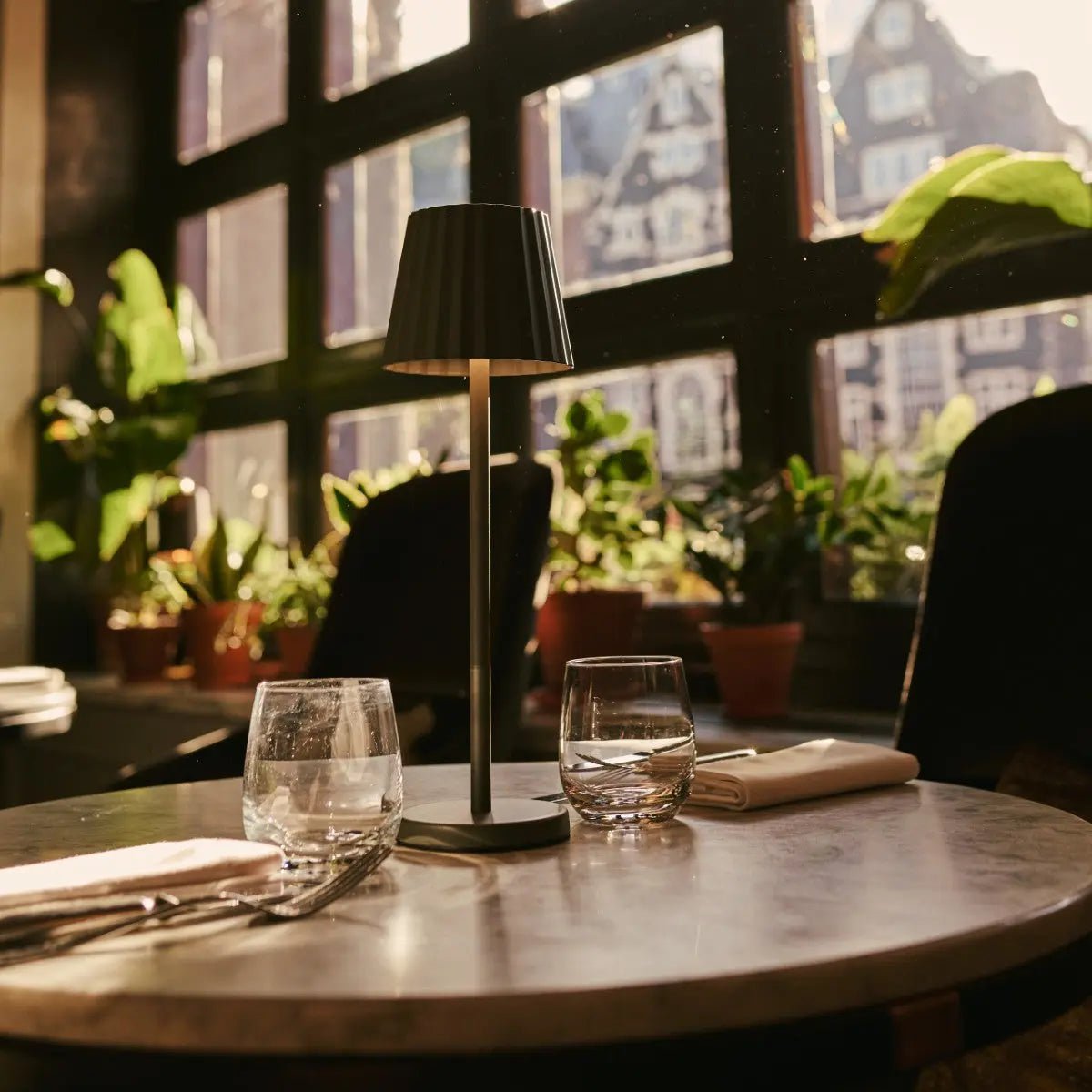 Maya olijfgroen geribbelde tafellamp gemaakt van ijzer - dimbare lamp en 3 lichtmodi, oplaadbaar via draadloos laadstation