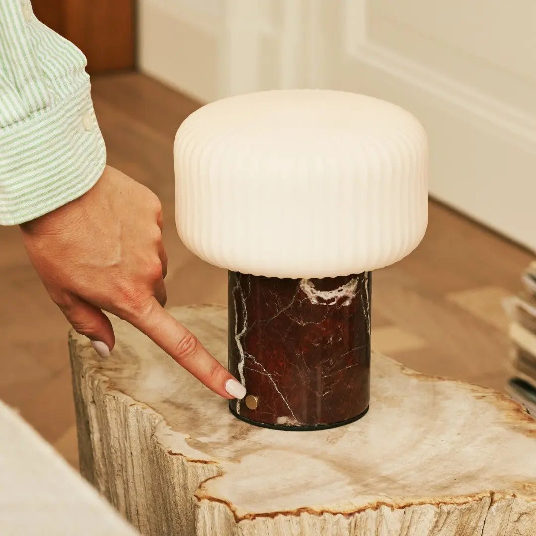 Renoir Red / Rosso Levanto - Marmeren oplaadbare tafellamp - Draadloos, USB -oplaadbaar en tot 100 uur verlichting