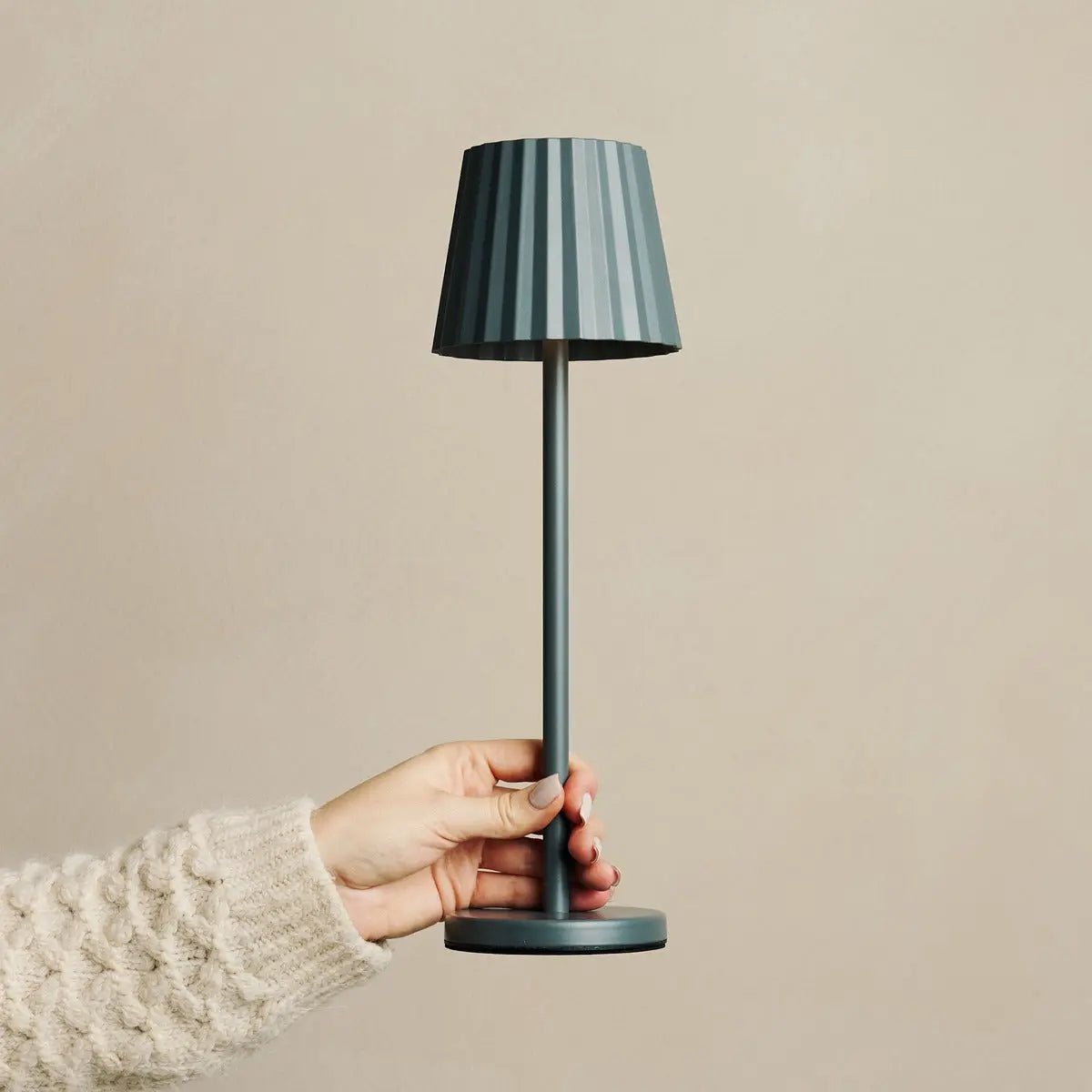 Maya stenen grijs geribbelde tafellamp gemaakt van ijzer - dimbare lamp en 3 lichtmodi, oplaadbaar via draadloos laadstation