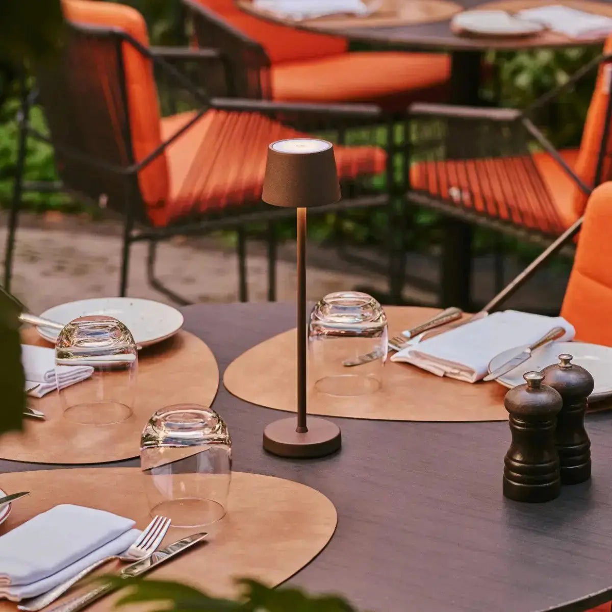 Combi Set Professional-4 X Vondel Mini Mocha Brown Oplaadbare tafellampen & 1 x Amstel Wireless Laying Station met Q1-Technology