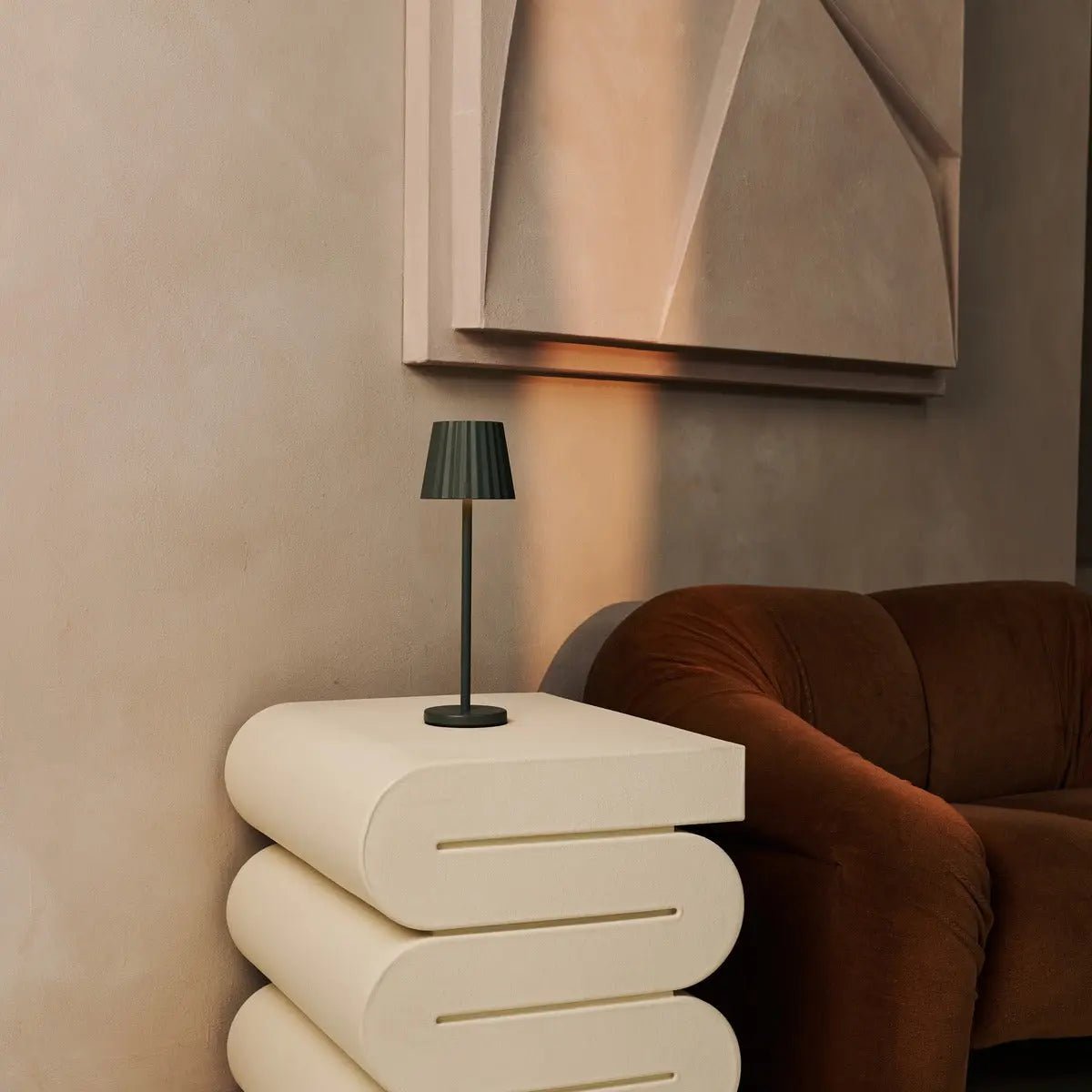 Maya olijfgroen geribbelde tafellamp gemaakt van ijzer - dimbare lamp en 3 lichtmodi, oplaadbaar via draadloos laadstation