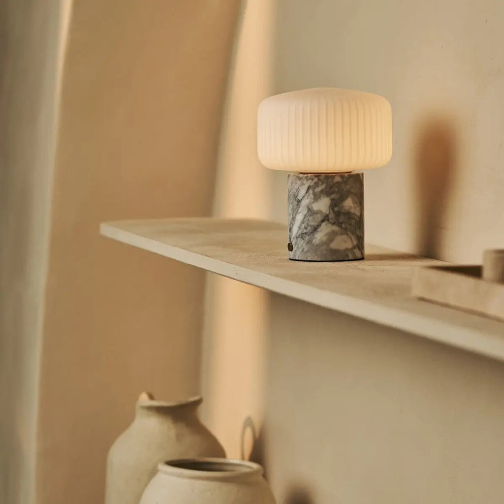 Renoir Wit / Bianco Statuarietto - Marmeren oplaadbare tafellamp - draadloos, USB oplaadbaar en tot 100 uur verlichting