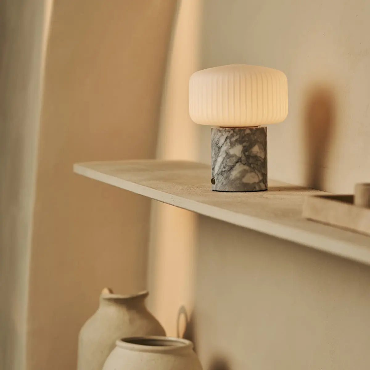 Renoir Wit / Bianco Statuarietto - Marmeren oplaadbare tafellamp - draadloos, USB oplaadbaar en tot 100 uur verlichting