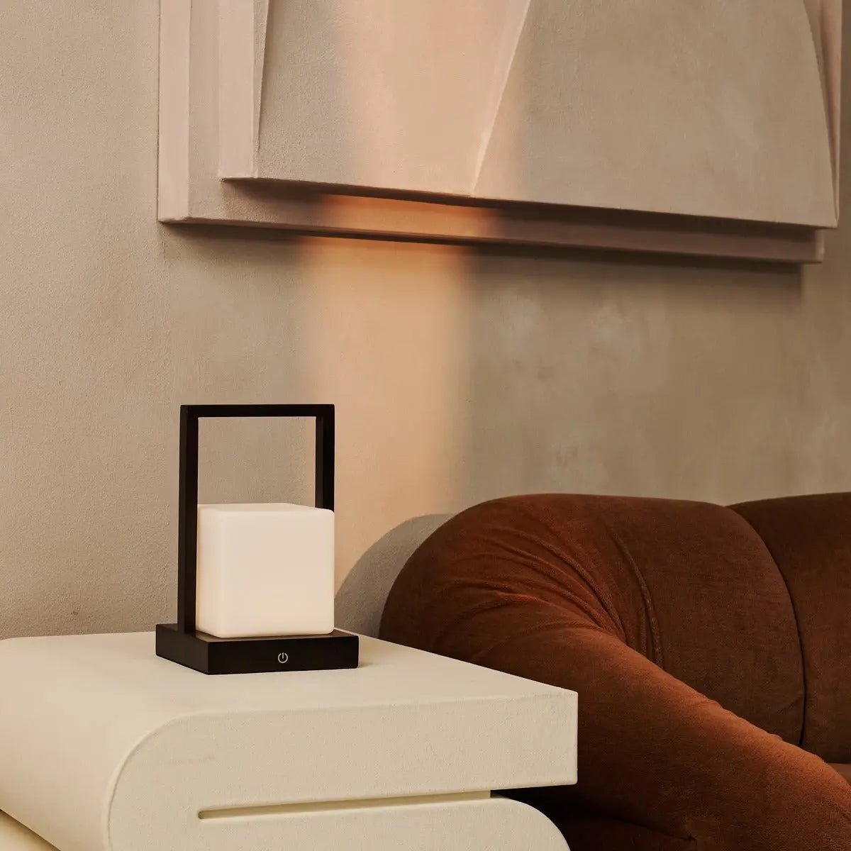 Noah donkerbruine houten oplaadbare tafellamp met glas en houten handgreep