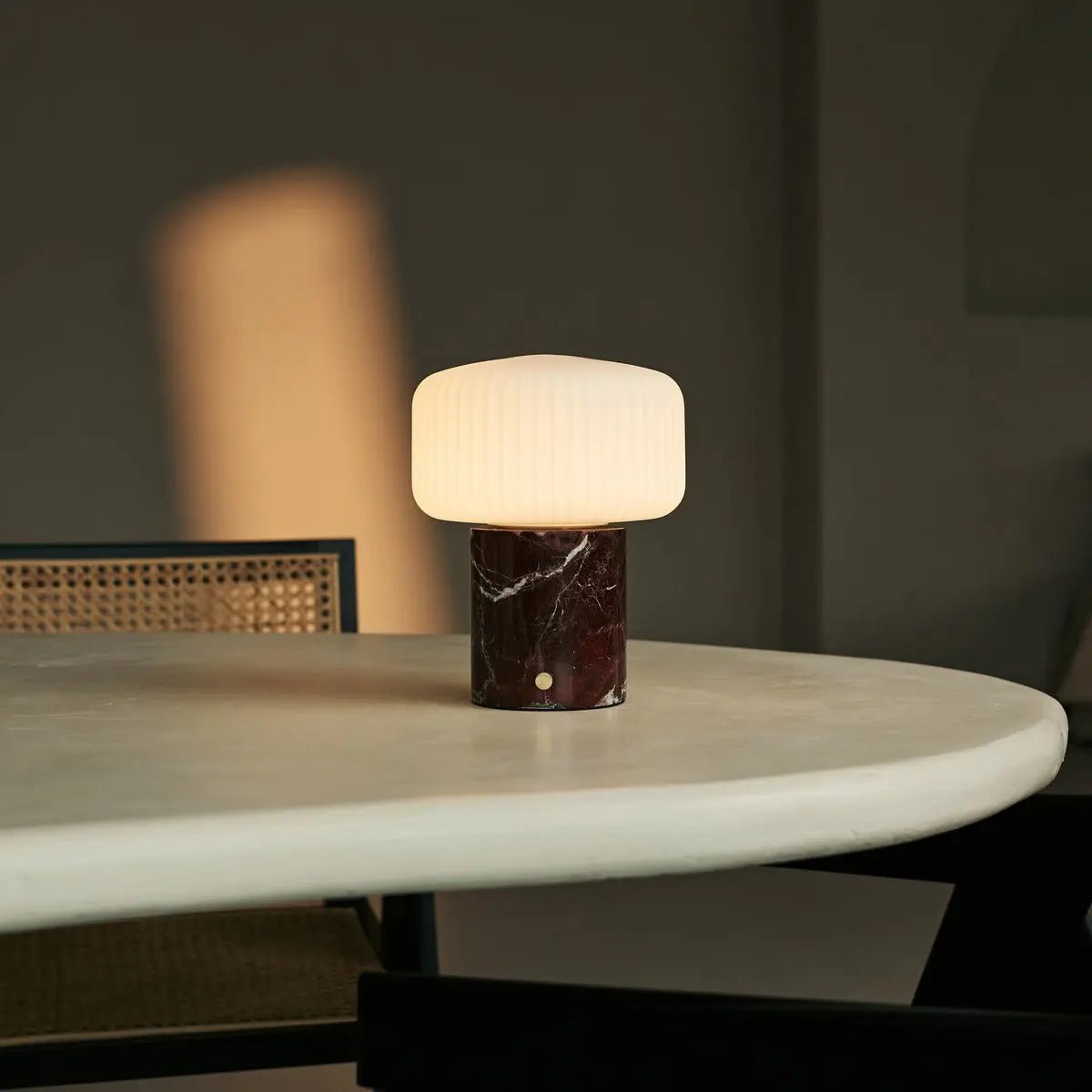 Renoir Red / Rosso Levanto - Marmeren oplaadbare tafellamp - Draadloos, USB -oplaadbaar en tot 100 uur verlichting
