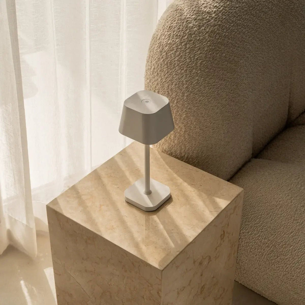 Ava witte oplaadbare tafellamp – stijlvolle, draadloze en dimbare verlichting