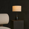 Liv · Houten tafellamp — zwart met beige kap