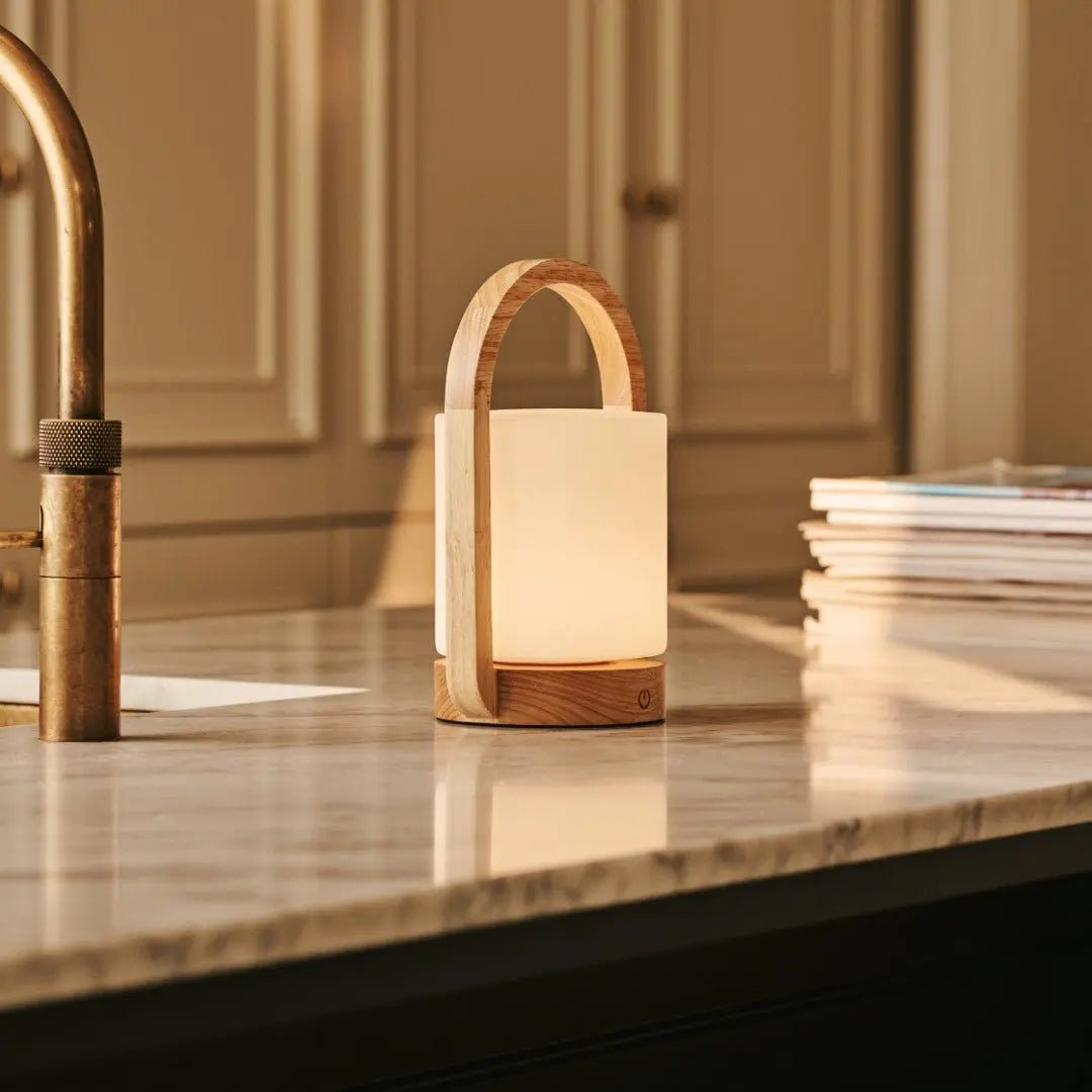 George lichtbruine houten oplaadbare lamp gecombineerd met matglas en een handvat