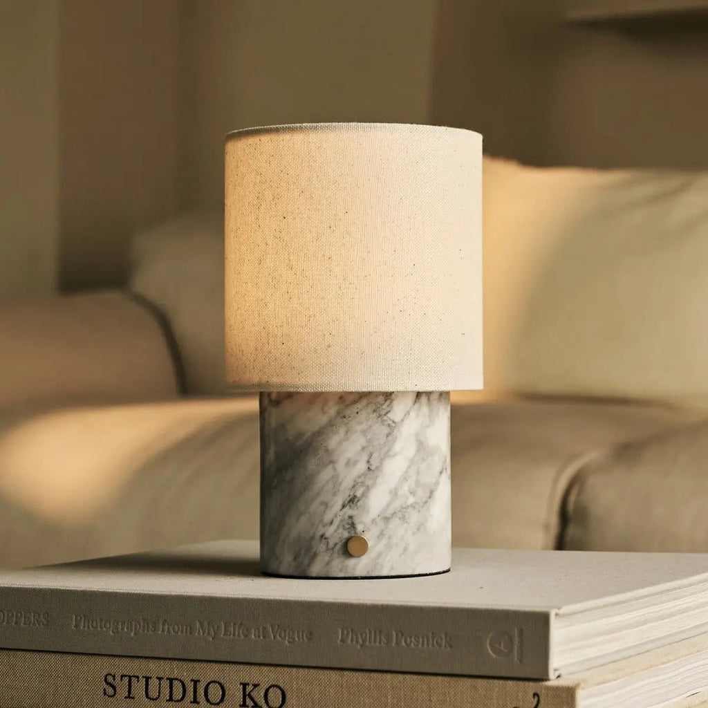 Dou White / Bianco Statuarietto - Marmeren oplaadbare tafellamp - Draadloos, 3 lichte modi en met linnen verwisselbare lampenkap