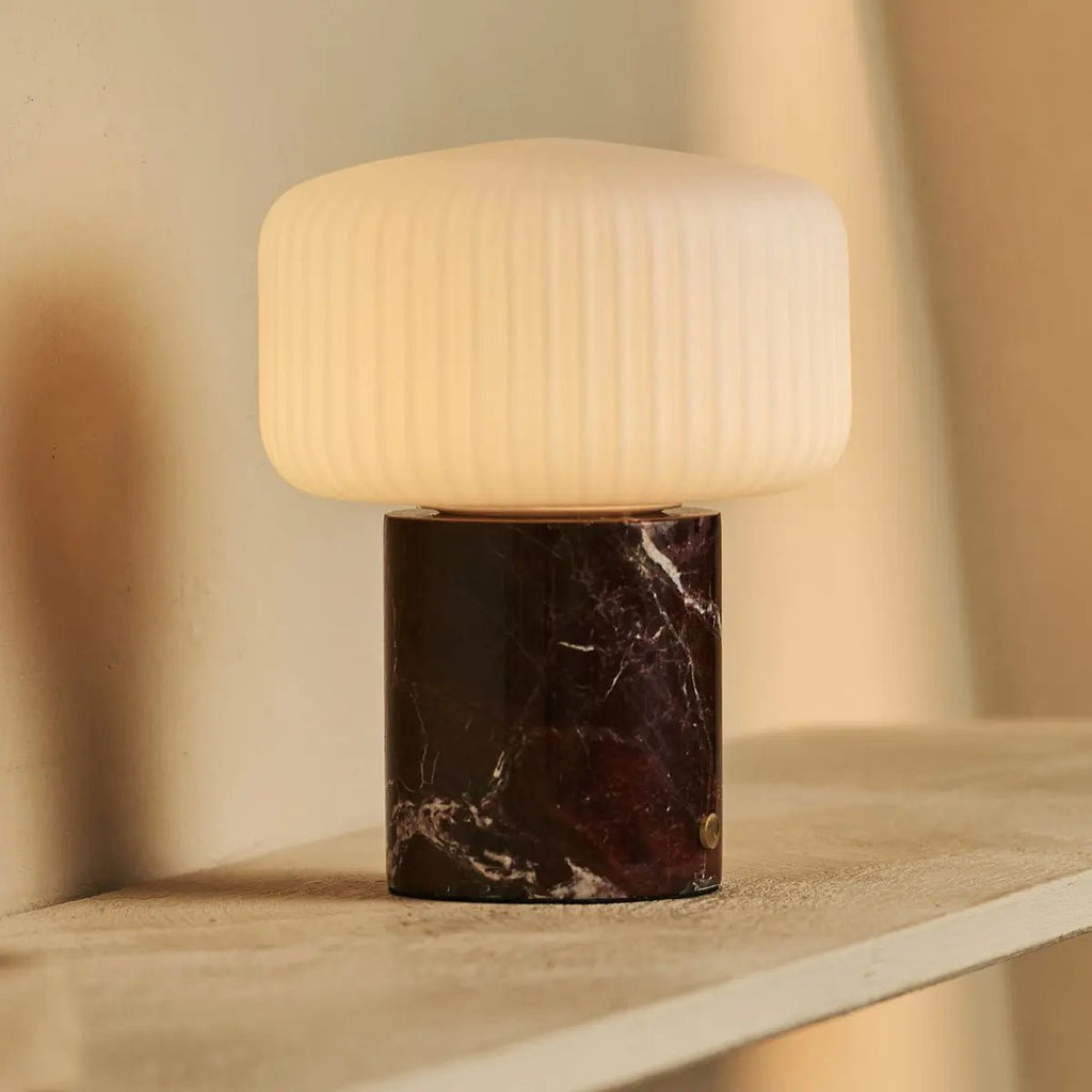 Renoir Red / Rosso Levanto - Marmeren oplaadbare tafellamp - Draadloos, USB -oplaadbaar en tot 100 uur verlichting