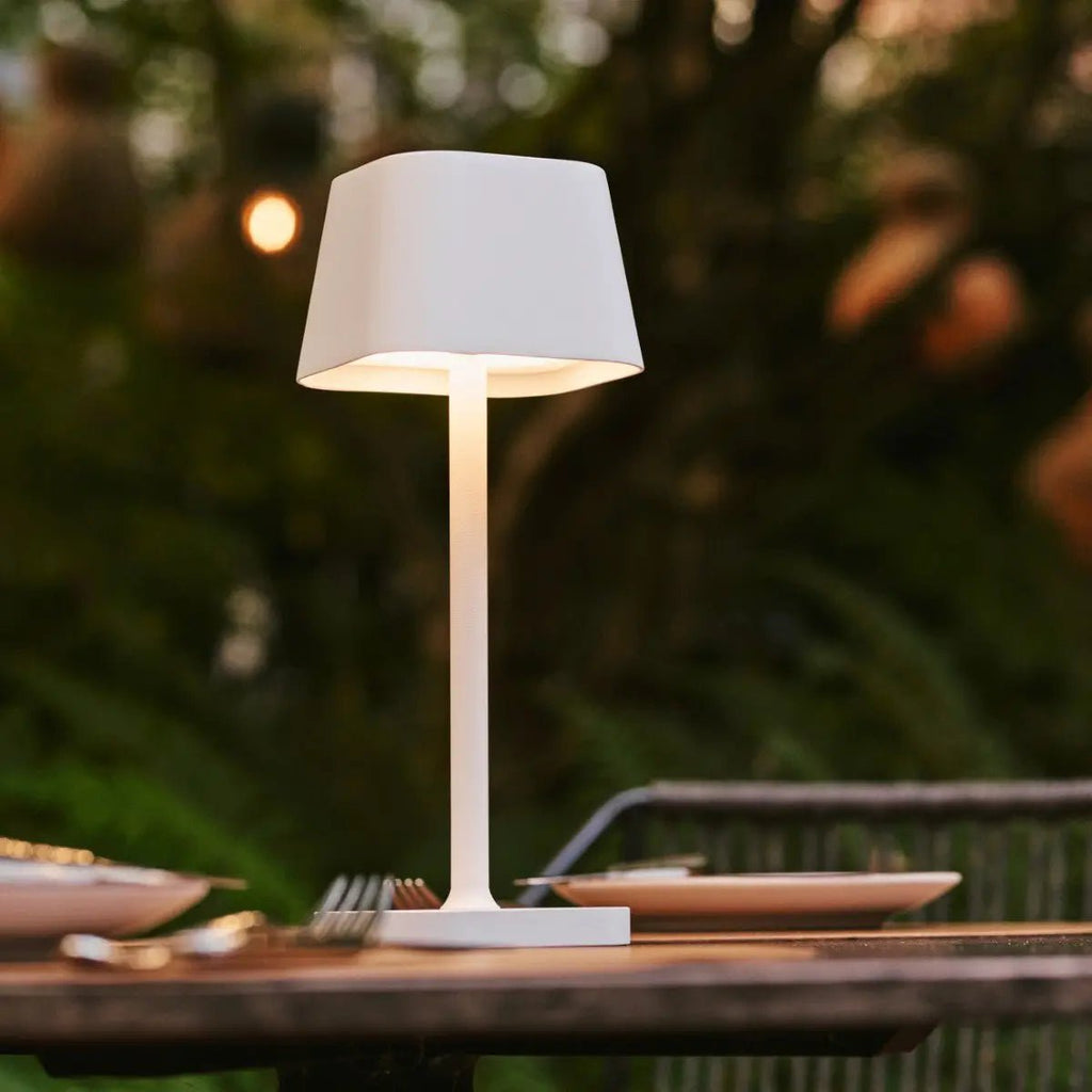 Ava witte oplaadbare tafellamp – stijlvolle, draadloze en dimbare verlichting
