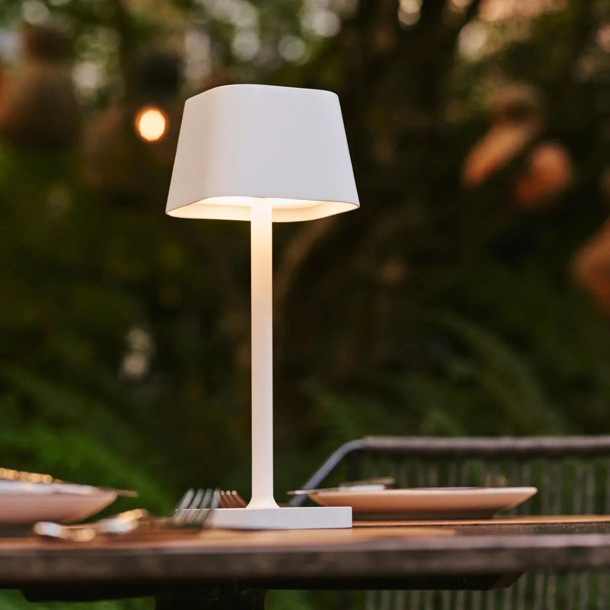 Ava witte oplaadbare tafellamp – stijlvolle, draadloze en dimbare verlichting