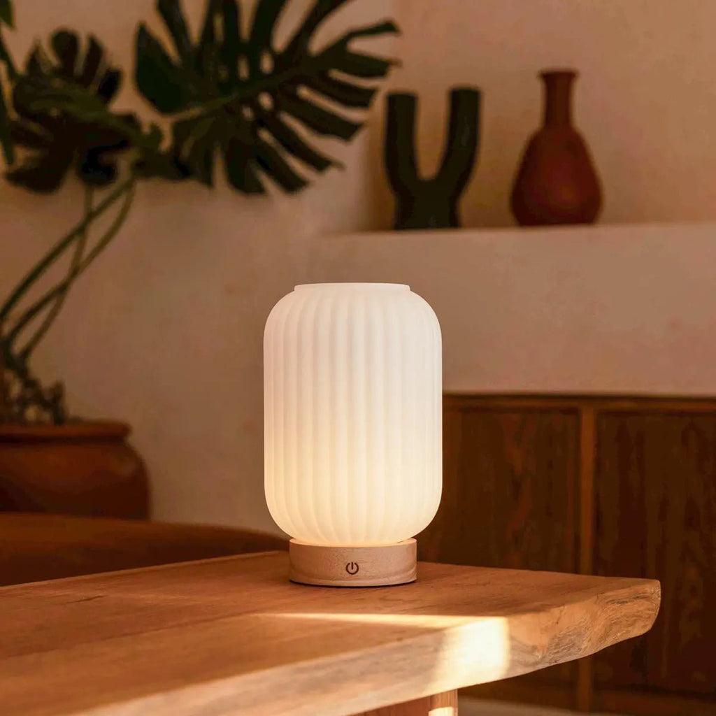 Unieke oplaadbare lamp Lilly – matglas en houten voet, dimbaar, 3 lichtmodi