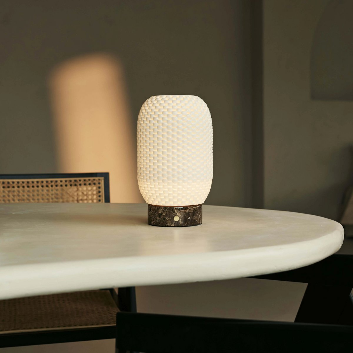 Aurora marmeren draadloze tafellamp in 3D-geprinte porselein-oplaadbaar, dimbaar en tot 100 uur licht