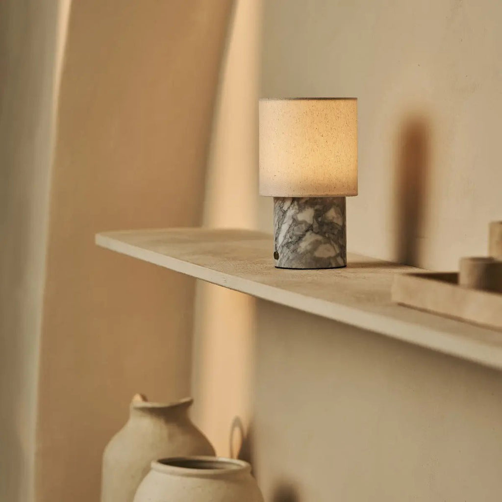 Dou White / Bianco Statuarietto - Marmeren oplaadbare tafellamp - Draadloos, 3 lichte modi en met linnen verwisselbare lampenkap