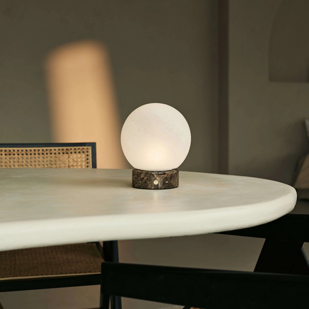 Heem Brown / Emperador Dark - Marmeren oplaadbare tafellamp - 3 lichte modi, draadloos en met glazen verwisselbare lampenkap