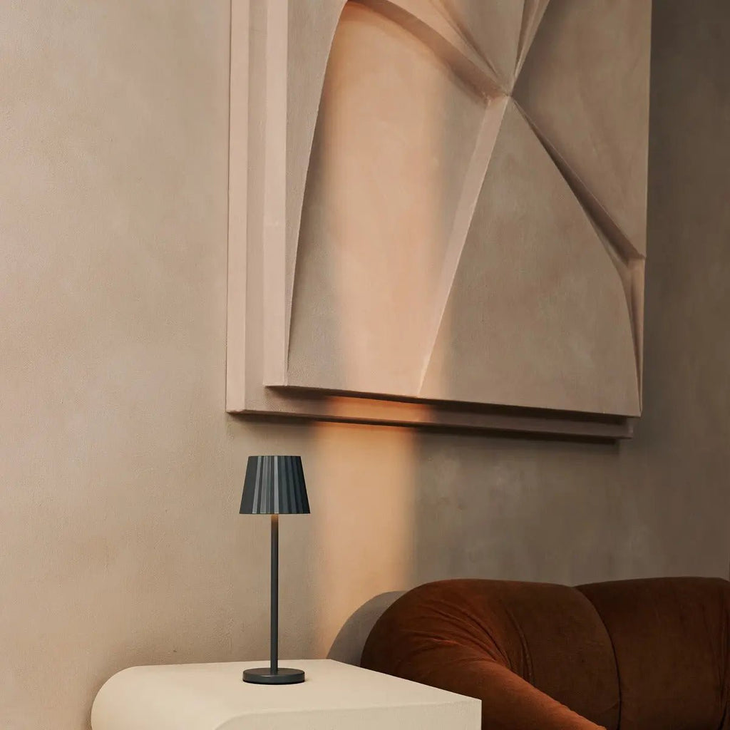 Maya stenen grijs geribbelde tafellamp gemaakt van ijzer - dimbare lamp en 3 lichtmodi, oplaadbaar via draadloos laadstation