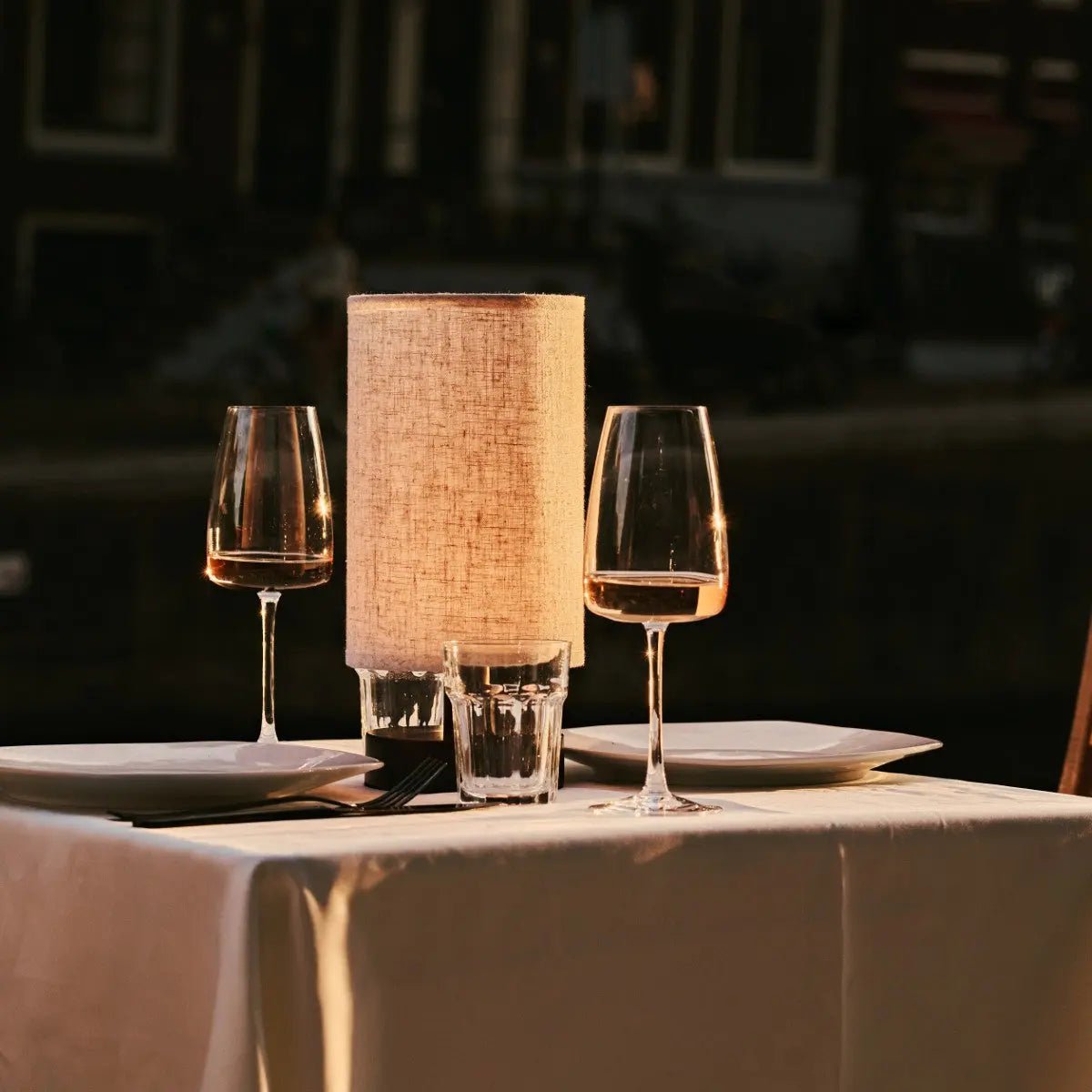 Ben donkerbruine houten tafellamp-oplaadbaar, dimbaar, USB-C aangedreven