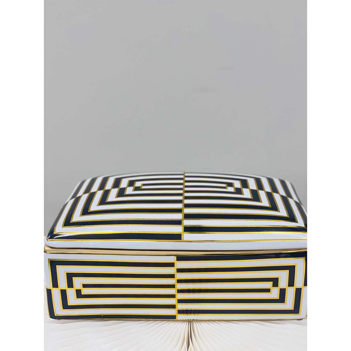 Moderne huisdecoratie opbergdoos met zwart-wit gouden rand