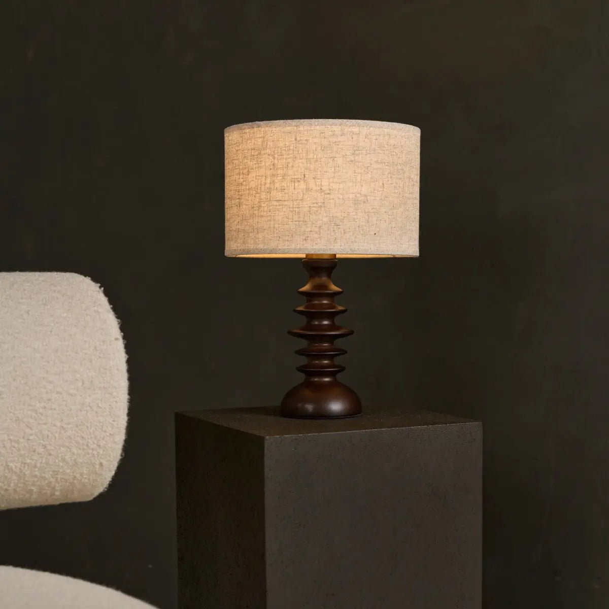 Bodhi donkerbruine houten lamp met beige lampenkap – elegante verlichting voor elke kamer