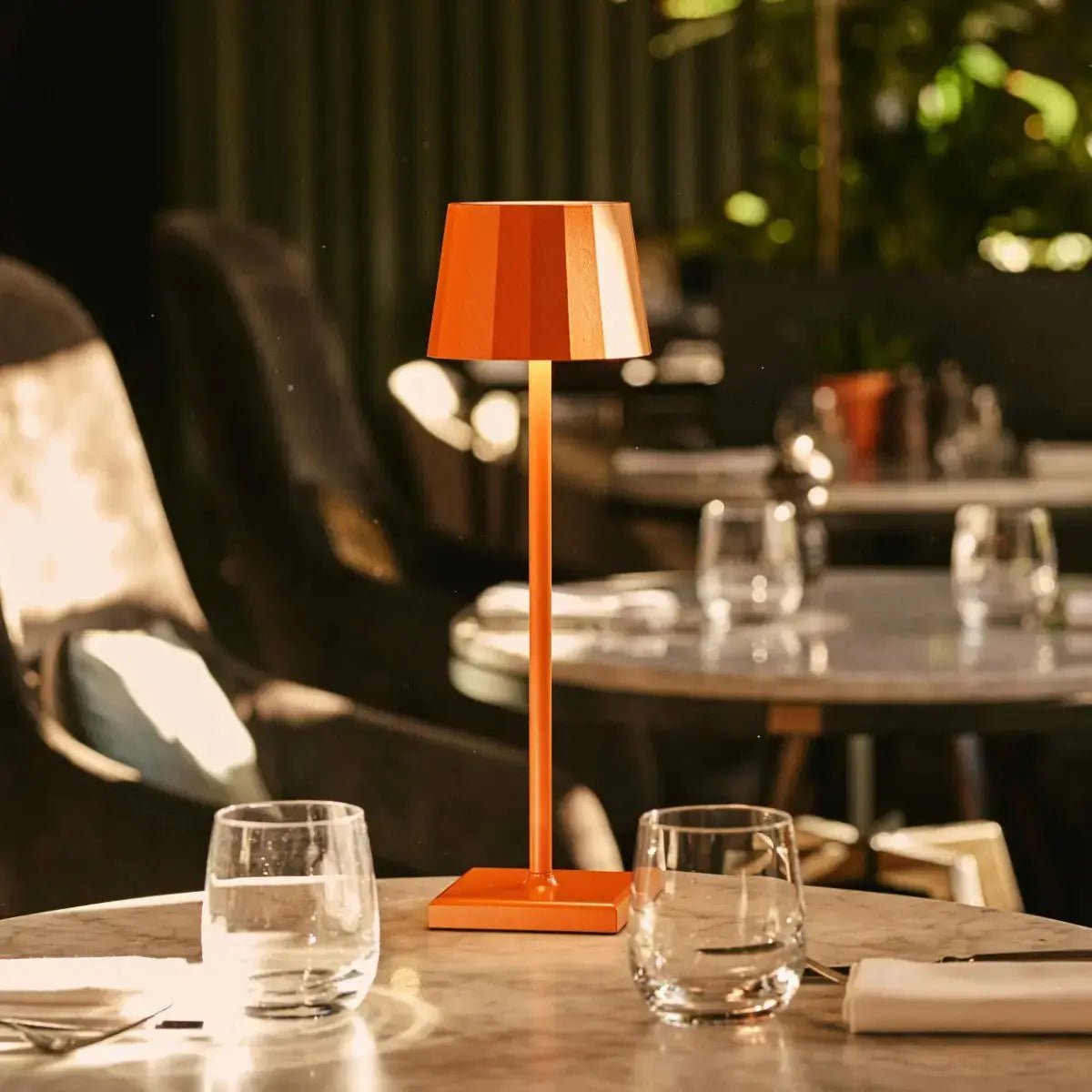 Combi Set Professional-8 X Wouter Blossom Orange RooGable Table Lamps & 1 x Central Station Draadloos oplaadstation met Qi-Technology