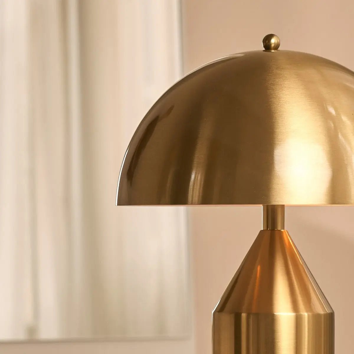 Otto Gold Dressoir Lamp – Stijlvolle metalen tafellamp voor elke kamer