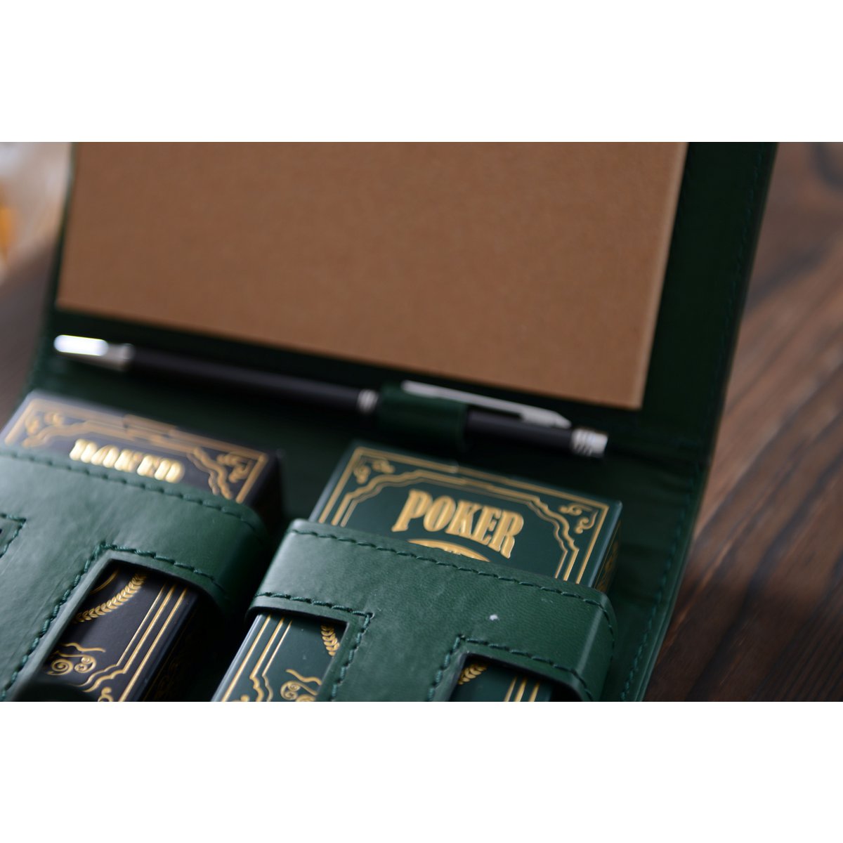 2 pokerspellen met pen en lakens in een lederen groene carpin faux