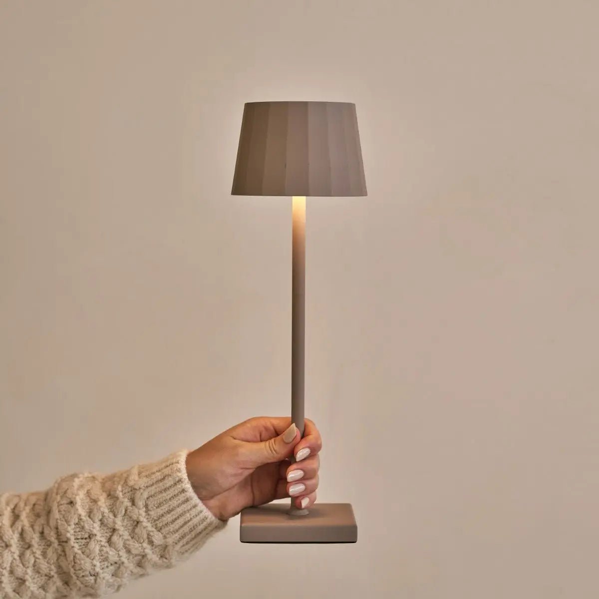 Combi Set Professional-4 X Wouter Koala Brown Oplaadbare tafellampen & 1 x Amstel Wireless Laying Station met Qi-Technology