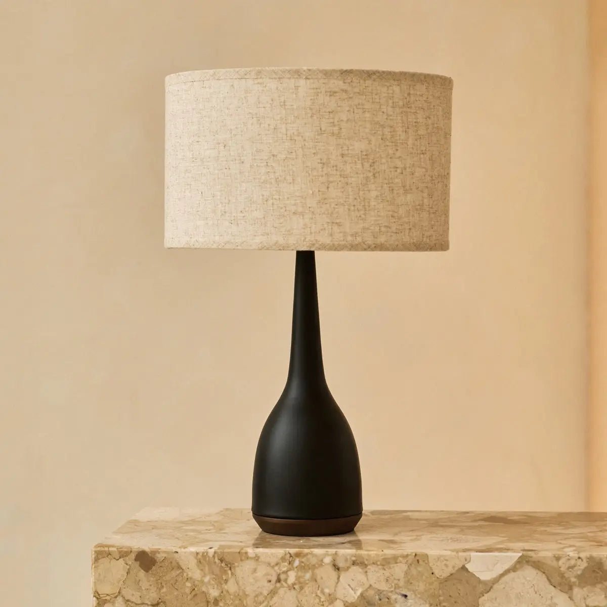 Jacob zwarte lamp met beige kap – elegante en warme verlichting