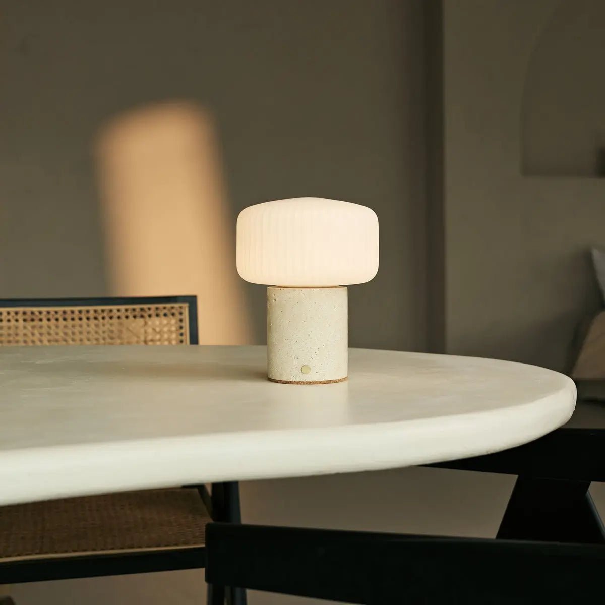 Renoir Beige / Travertino Classico - Travertine oplaadbare tafellamp - draadloos, USB oplaadbaar en tot 100 uur verlichting