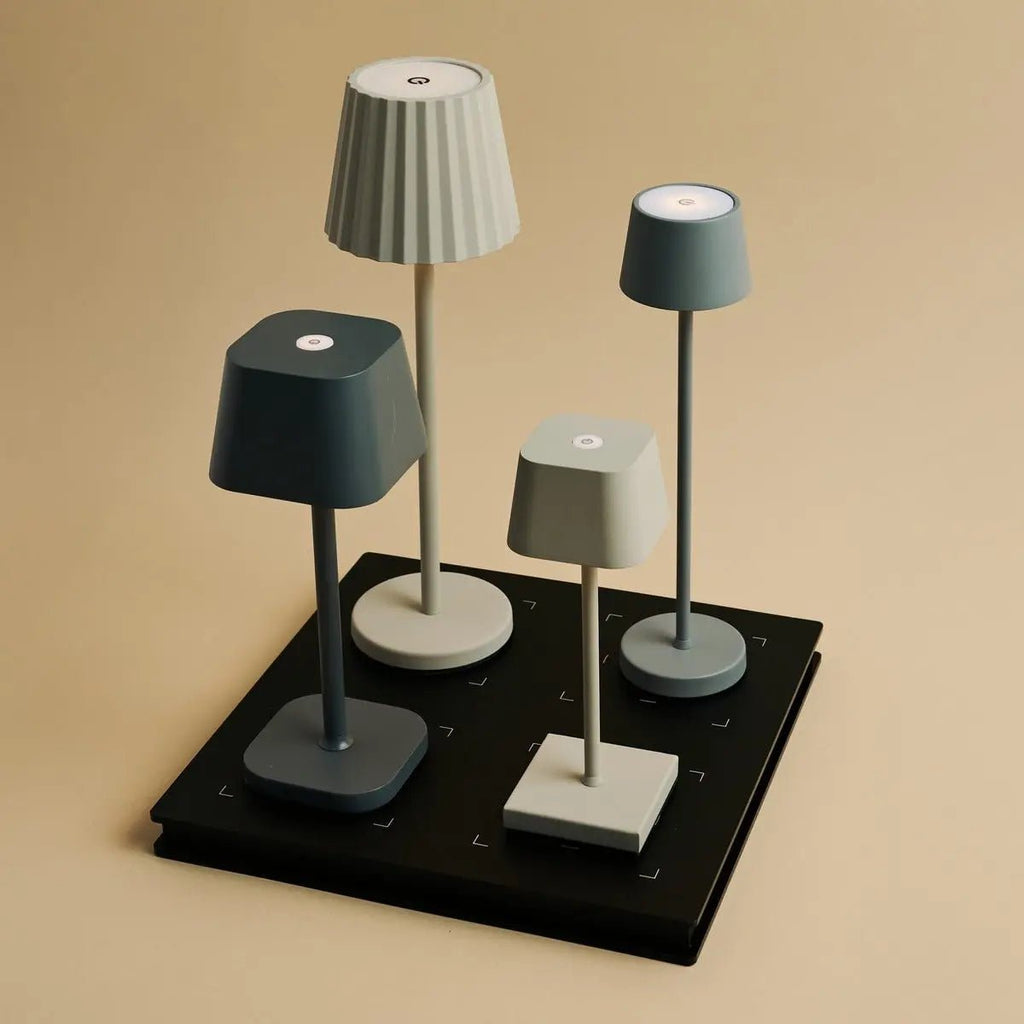 Combi Set Professional-4 X Wouter Mocha Brown Oplaadbare tafellampen & 1 x Amstel Wireless Laying Station met Qi-Technology