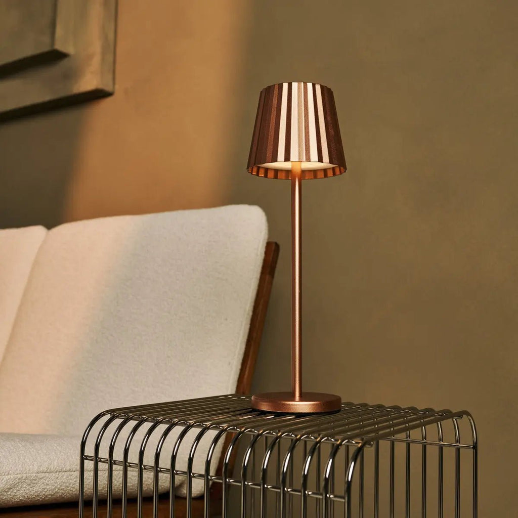 Maya koper geribbelde tafellamp gemaakt van ijzer - dimbare lamp en 3 lichtmodi, oplaadbaar via draadloos laadstation