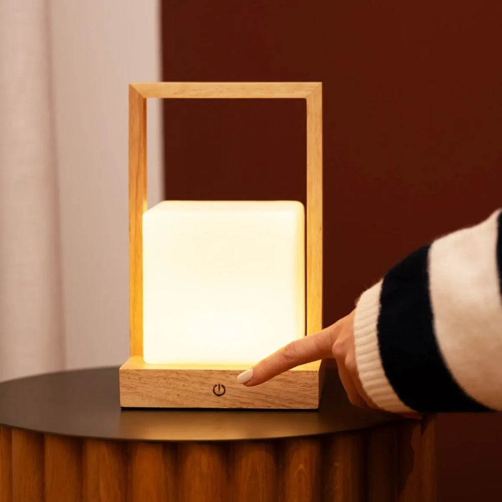 Noah lichtbruine houten oplaadbare tafellamp met glas en houten handgreep