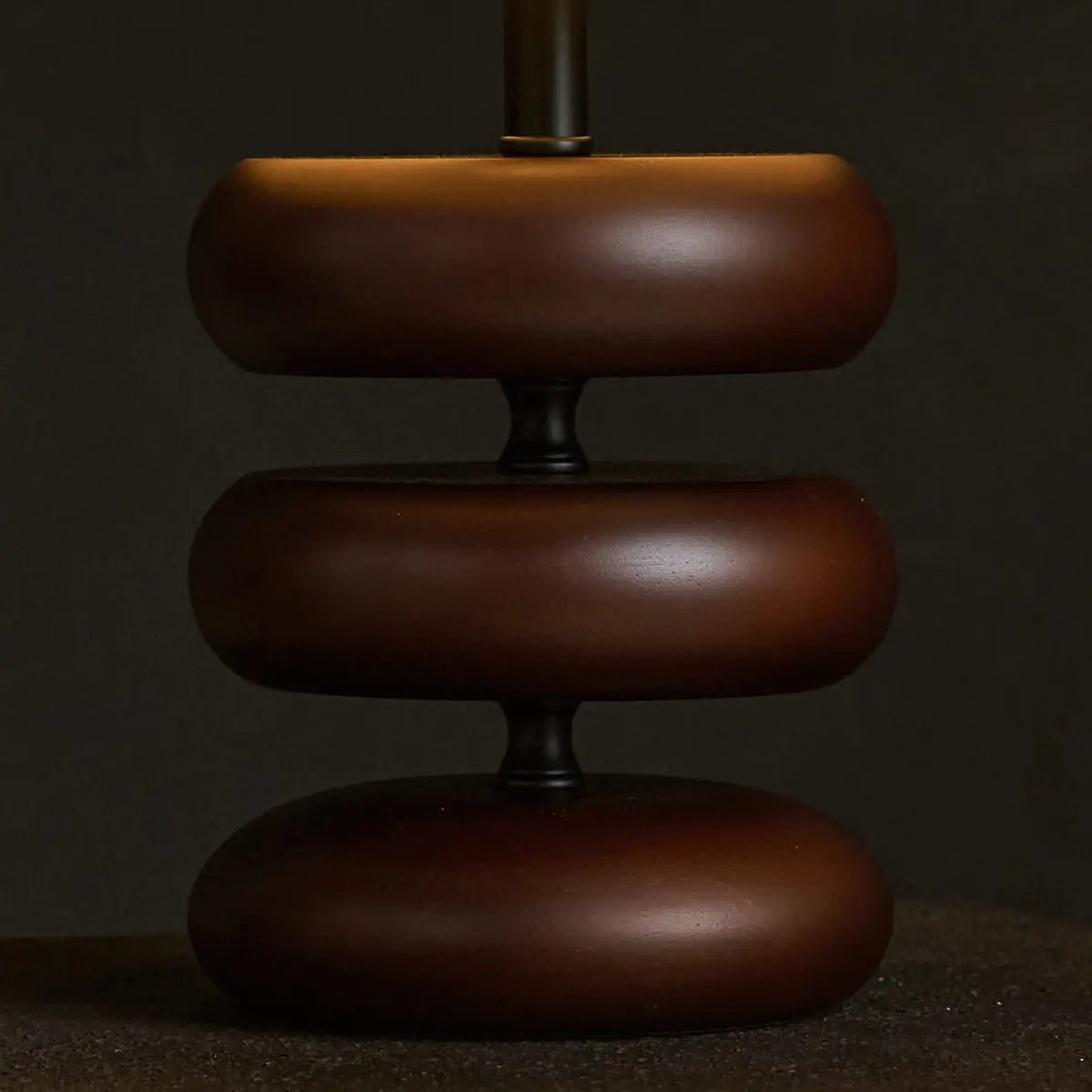 Lara donkerbruine houten tafellamp met crème linnen schaduw - rustieke woningverlichting