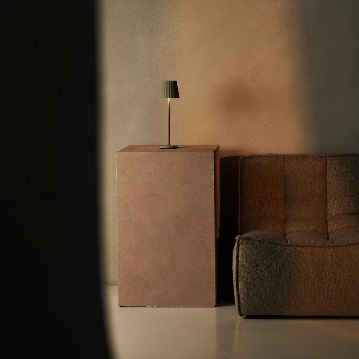 Maya Schadow Grijs geribbelde tafellamp gemaakt van ijzer - dimbare lamp en 3 lichtmodi, oplaadbaar via draadloos laadstation