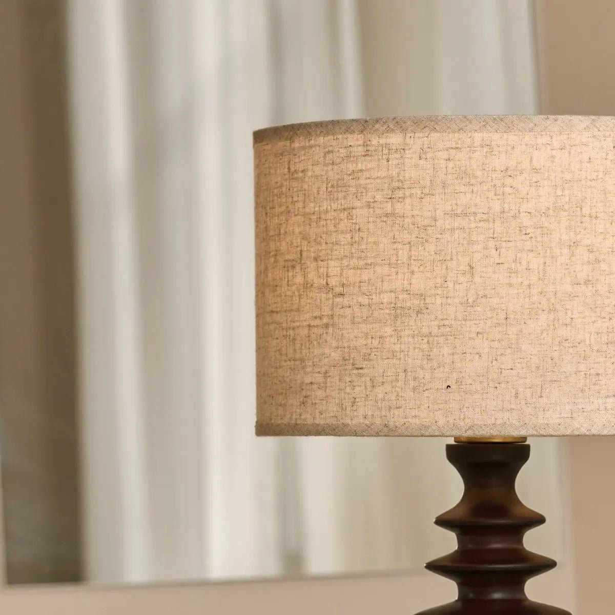 Bodhi donkerbruine houten lamp met beige lampenkap – elegante verlichting voor elke kamer